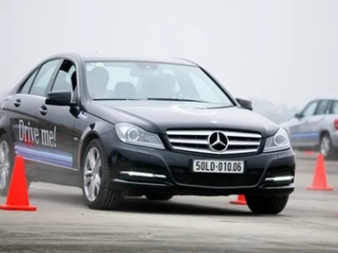 “Thử sức” xe Mercedes tại sân bay Gia Lâm