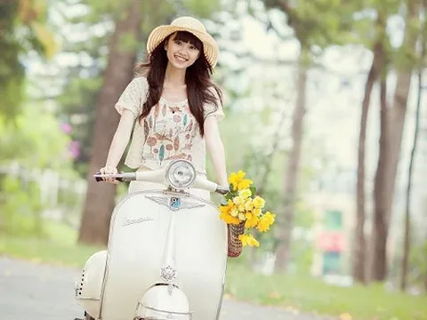 Thiếu nữ Việt hồn nhiên cùng Vespa cổ