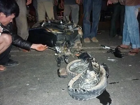 Phóng xe nhanh:Xe máy vỡ nát, ô tô "bay" mui