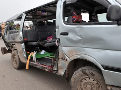 Tàu hỏa đâm Toyota Hiace bẹp rúm, 9 người chết