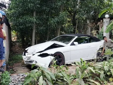 Xe mui trần BMW đâm sập nhà dân