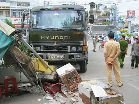 Mất thắng, xe bồn đâm thẳng vào bưu điện