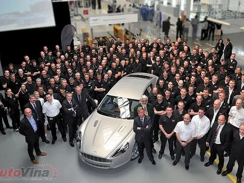 Chiếc sedan thể thao Aston Martin Rapide đầu tiên được xuất xưởng.