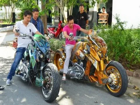 Cường "đô la" chạy môtô "độc"