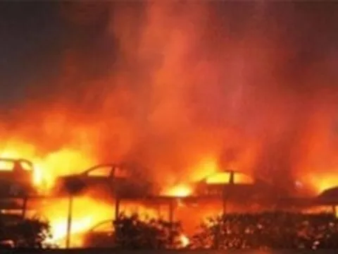 Hỏa hoạn kinh hoàng, thiêu rụi 20 chiếc ô tô 