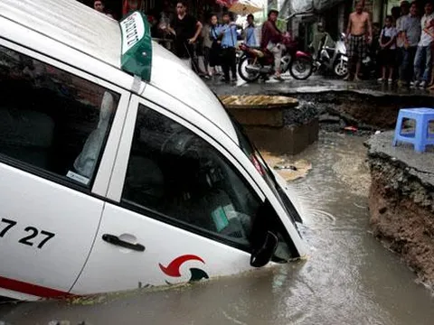 Taxi 7 chỗ lao đầu xuống "hố địa ngục" ở Sài Gòn 