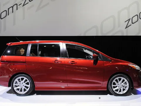 Mazda5 2012: Hợp túi tiền người Việt