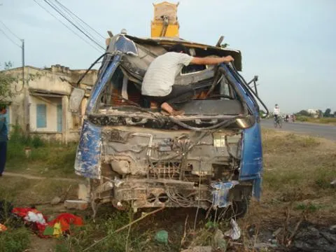 Xe tải đâm sập nhà dân