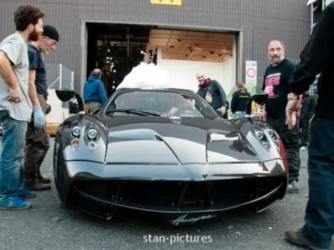 Pagani Huayra với "bộ cánh" toàn carbon