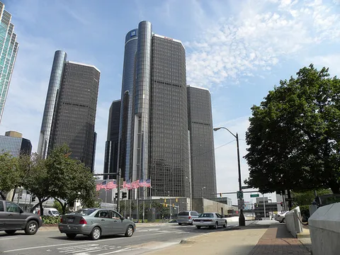 Trụ sở của GM bị "xe điên" tấn công