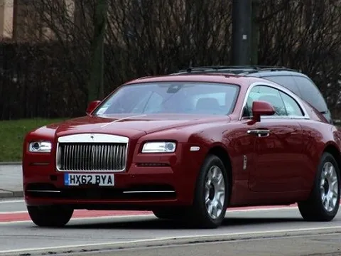 “Tóm gọn” Rolls-Royce Wraith trên đường phố