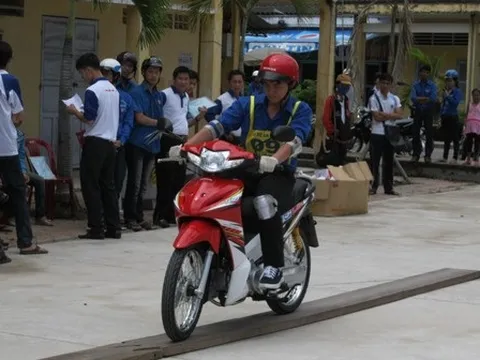 Honda dạy lái xe an toàn cho sinh viên