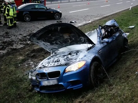 2012 BMW M5 "nát bét" sau tai nạn 300 km/h
