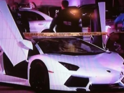 Lamborghini Aventador phá hỏng Mercedes