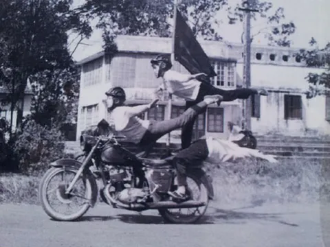 'Cơn ghiền' mô tô của thiếu nữ Hà Nội xưa