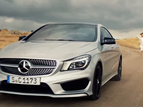 Mercedes CLA "bỏ rơi" người đẹp