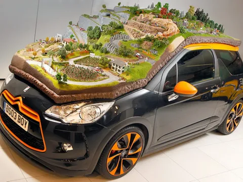 Chuyện lạ: mô hình trường đua "trên đầu" xe hơi