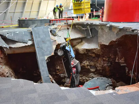 Bảo tàng xe dùng "hố tử thần" để câu khách