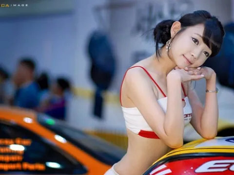 Hot girl Hàn Quốc khoe dáng bên xế đẹp