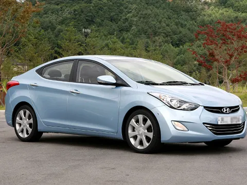 Hyundai Avante "cứa" rách tai tài xế