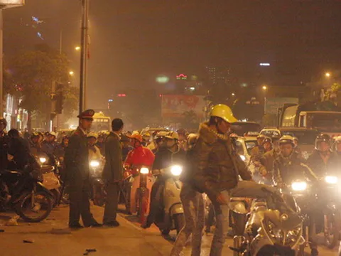 Phóng quá tốc độ, taxi “bay”xuống sông Tô Lịch