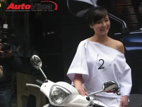 Người mẫu Teen tạo dáng cạnh Liberty "nội"