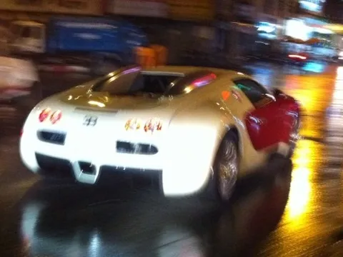 Bugatti Veyron “chơi đêm” ở Sài Gòn