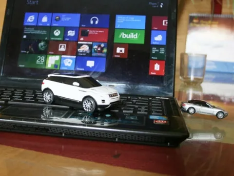 Chuột không dây, USB hình dáng... siêu xe