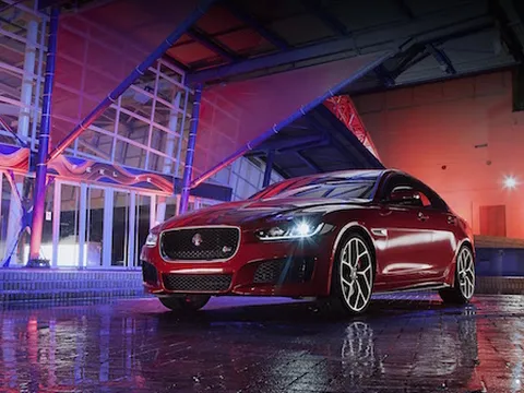 Jaguar "trình làng" sedan XE