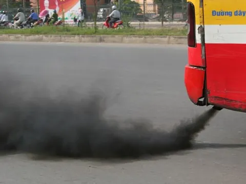 Khói xe bus, chuyện thường ngày ở Hà Nội