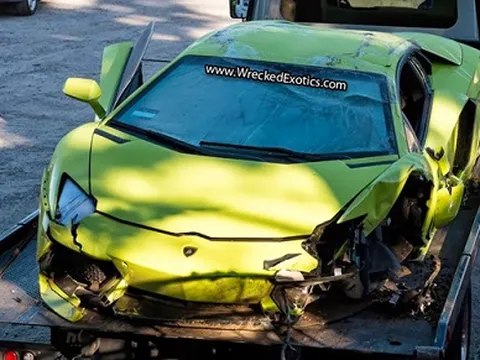 Nam sinh 17 tuổi làm Aventador lật ngửa