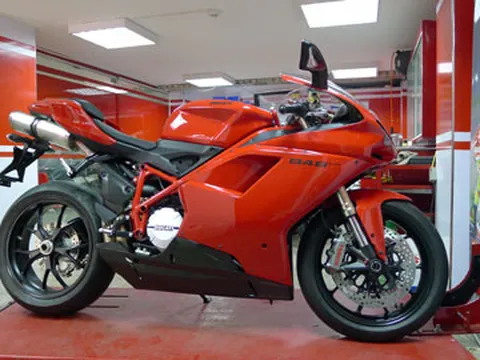 Ducati đưa xe 848 EVO 2013 về Việt Nam