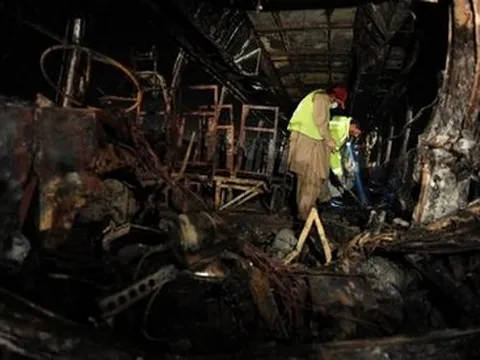 Xe buýt đâm xe chở dầu, 32 người chết  