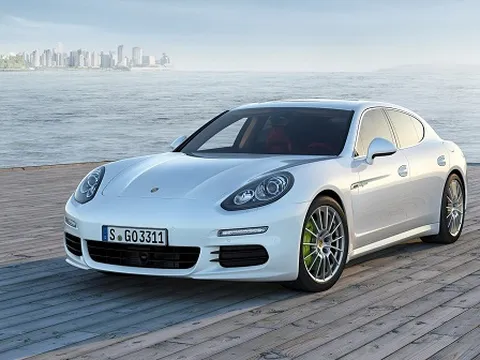 Tháng 10: Porsche Panamera 2014 về Việt Nam