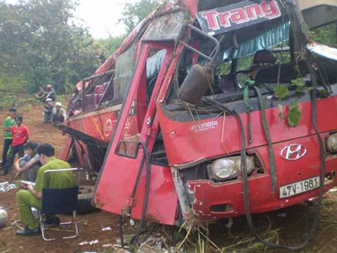 Xe khách rơi tự do xuống vực sâu 50m