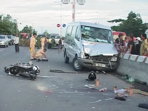 Tống 3 chạy ngược chiều, đâm thẳng ô tô