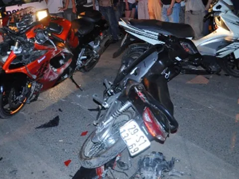 Mô tô "khủng" Suzuki đâm hàng loạt ở Hà Nội