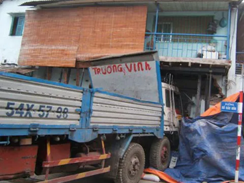 Tránh người đi bộ, xe tải đâm chết 3 người