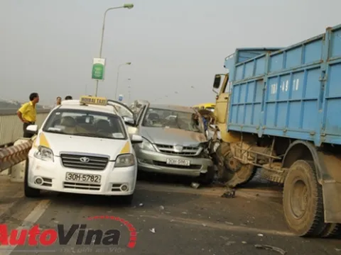 Xe tải đâm ngược chiều, cầu Thăng Long ách tắc nghiêm trọng