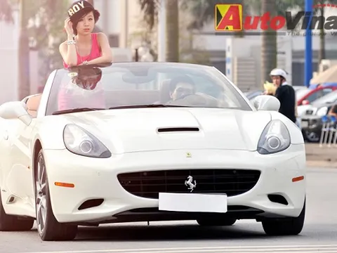 "Dạo phố" Hà Nội cùng Ferrari California !