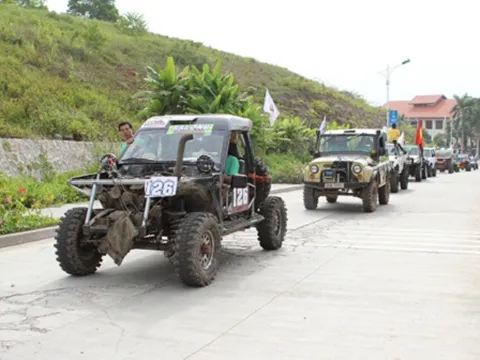 Dàn xe "khủng" phô diễn trên Bãi Cháy