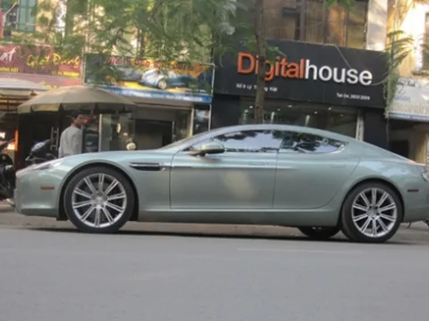 “Nữ hoàng” Aston Martin Rapide dạo phố Hà Nội 