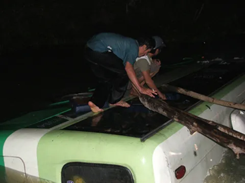 Xe bus lật, 60 khách bị nhấn chìm dưới nước