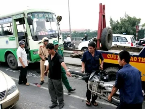  Mất phanh, xe bus ủi hàng loạt xe máy