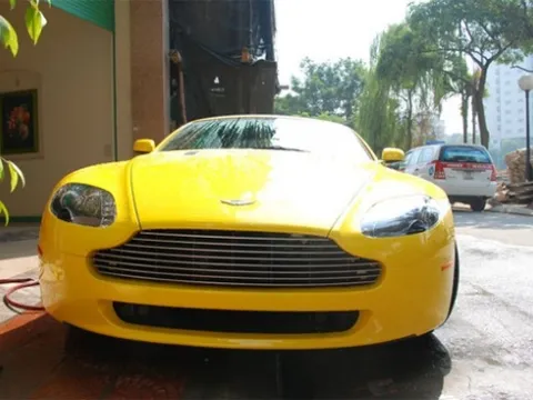 Aston Martin V8 Vantage màu vàng tại Hà Nội