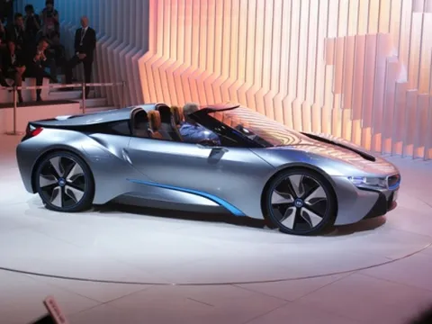 BMW i8 Spyder: 3 lít/ 100 km