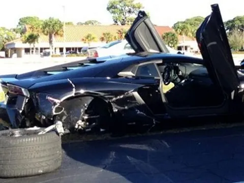 Siêu xe Aventador "tử nạn" vì cụ bà 79 tuổi