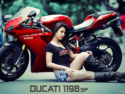 Dàn mẫu teen tạo dáng cùng xe Ducati