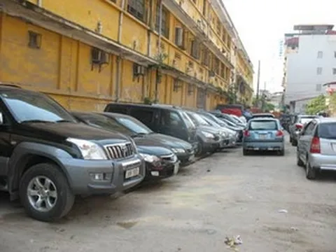 Hà Nội: Điểm đỗ xe ôtô - Nỗi khổ của người giàu