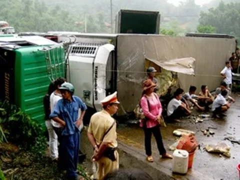 Hai xe tải đối đầu, quốc lộ 70 bị tắc nghẽn hàng giờ